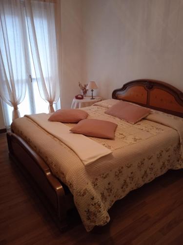 1 dormitorio con 1 cama grande y 2 almohadas en LA MAGNOLIA 2.0 en Candelo