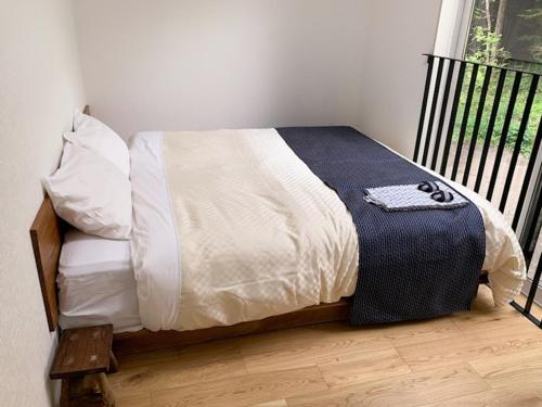 een bed met een deken erop in een kamer bij FJ Forest - Vacation STAY 37804v in Fujikawaguchiko