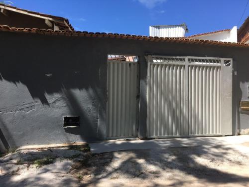 a fence with two gates on the side of a building at Casa da Calmaria in Santa Cruz Cabrália