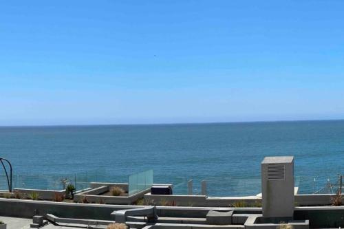 a view of the ocean from the beach at Depto. frente al Mar - Costa Higuerillas in Concón