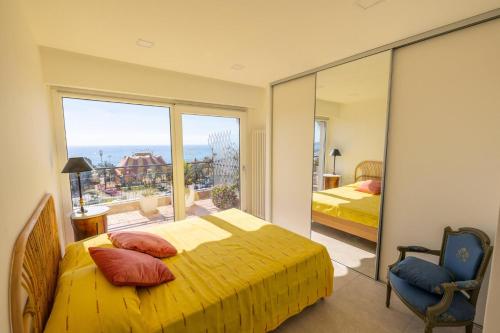 - une chambre avec un lit jaune et un balcon dans l'établissement Résidence Le Garavan Beach - 3 Pièces pour 5 Personnes 304, à Menton