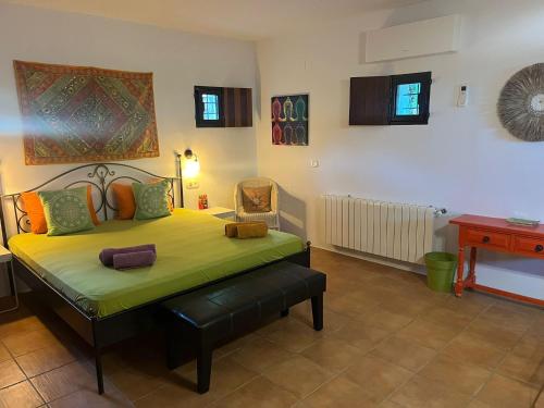 Tempat tidur dalam kamar di Charming Villa Retreat in Ibiza - Bed & Breakfast Bliss