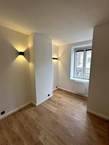 een lege kamer met een deur en een raam bij Maison fraichement rénové in Lille