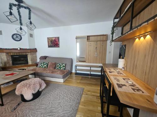 ヤホリナにあるApartman Viktor&Dariaのキッチンとテーブルとソファのあるリビングルーム