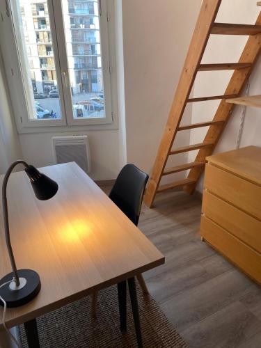 - un bureau avec une lampe et une échelle dans l'établissement République / La Joliette, à Marseille
