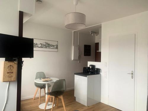 - un salon avec une petite table et des chaises dans l'établissement Résidence Le Chateau Durieux 2 - Coup de coeur pour ce joli studio entièrement relooké ! MAE-4034, à Aix-les-Bains