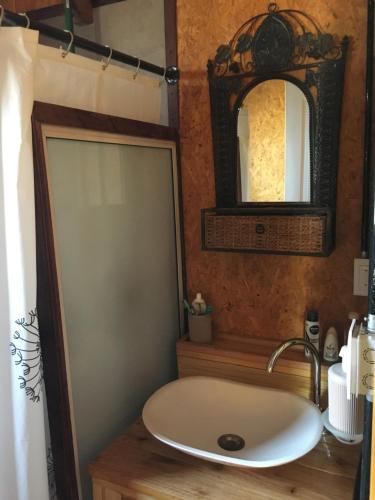 La salle de bains est pourvue d'un lavabo et d'un miroir. dans l'établissement Cabañas para Parejas El Roble Escobar, à Belén de Escobar