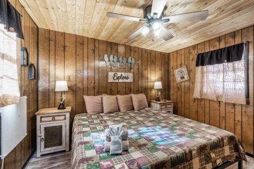 Ένα ή περισσότερα κρεβάτια σε δωμάτιο στο Sleepin' Inn: Quaint Upper Canyon One Bedroom With a Hot tub!