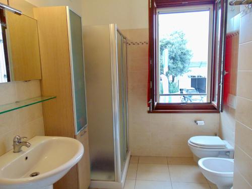 bagno con lavandino, servizi igienici e finestra di SE043 - Senigallia, nuovo trilocale accessoriato a 100 mt dal mare a Senigallia
