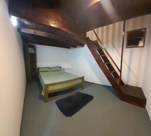 Home La Pampa في بويرتو إجوازو: غرفة صغيرة مع سرير بطابقين ودرج