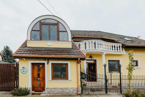 Το κτήριο όπου στεγάζεται  το διαμέρισμα