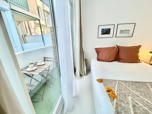 Kleines Zimmer mit einem Bett und einem Fenster in der Unterkunft STUDIO AU CALME A CASTELLANE in Marseille