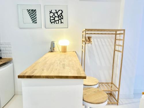 une cuisine avec un comptoir en bois et une échelle dans l'établissement STUDIO AU CALME A CASTELLANE, à Marseille