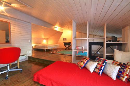 1 dormitorio con 1 cama roja y 1 cama elevada en Casa Isabella sul Lago Maggiore, en Brissago