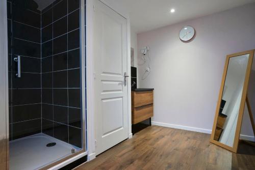 a bathroom with a shower and a mirror at NG Prestige - Nain - Suite Spa Privatif - Jacuzzi - Netflix - Projecteur in Roubaix