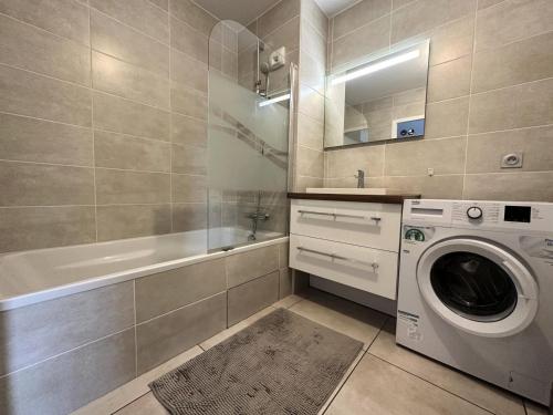 Photo de la galerie de l'établissement Residence L'unik - Charmant appartement dans résidence contemporaine ! MAE-5084, à Brison-Saint-Innocent