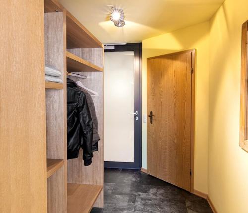 WindischeschenbachにあるTeicher-Zoiglのドアと廊下付きのクローゼットが備わる客室です。