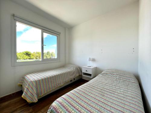 Departamento - Tres Ambientes - Avenida Bunge 1300 - Pinamar, Costa Atlántica - Renata 20 tesisinde bir odada yatak veya yataklar