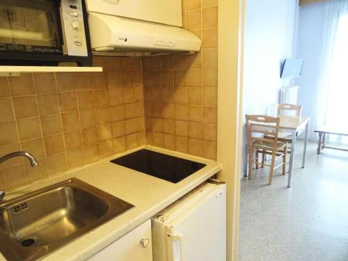 une cuisine avec un évier et un micro-ondes dans l'établissement Residence Aixilia - Au coeur de la ville, studio pour 2 personnes ! MAE-7494, à Aix-les-Bains