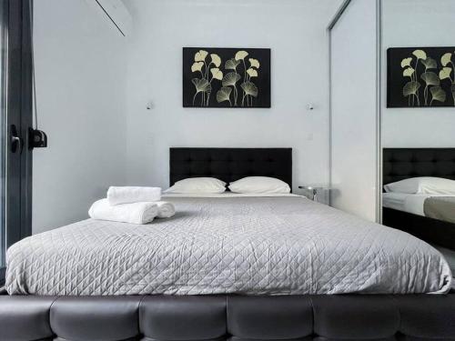 - une chambre avec un lit et 2 serviettes dans l'établissement Lucky Premium Home 11, à Athènes
