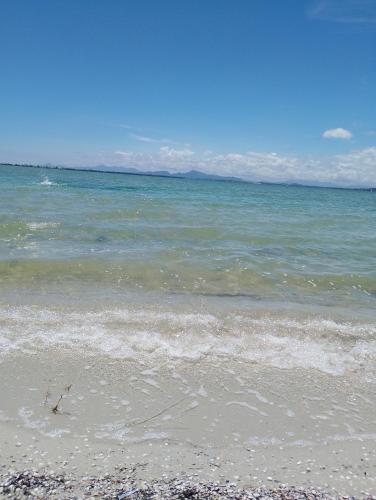 une plage de sable avec l'océan en arrière-plan dans l'établissement Sol e mar, à Iguaba Grande