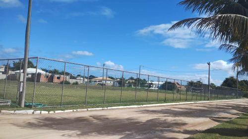 une clôture à maillons à côté d'un terrain de baseball dans l'établissement Sol e mar, à Iguaba Grande
