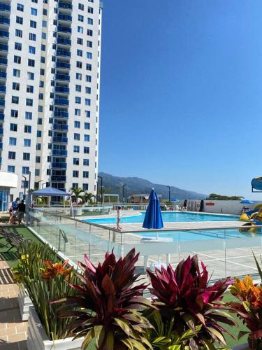 a large swimming pool with some plants and buildings at Apartamento en Ibagué - Varsovia in Ibagué