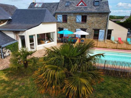 una casa con piscina delante de una casa en gite de la Marzelle, en Saint-Sulpice-des-Landes