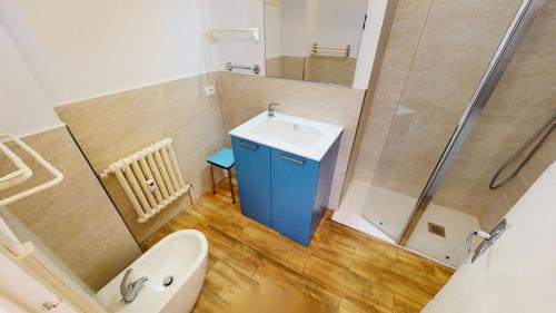 een badkamer met een blauwe kast en een wastafel bij Résidence Saint Christophe - 3 Pièces pour 4 Personnes 004 in Menton
