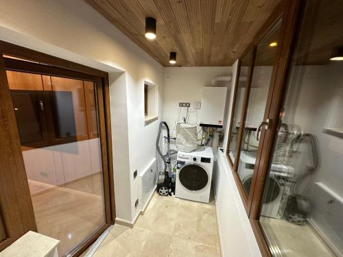 uma pequena casa de banho com uma máquina de lavar roupa e uma máquina de lavar roupa em Traian Deluxe em Drobeta-Turnu Severin
