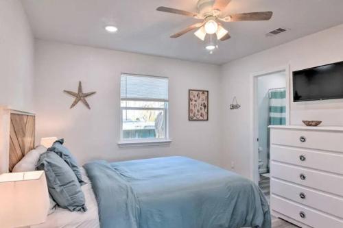 Ένα ή περισσότερα κρεβάτια σε δωμάτιο στο Modern 3BR w/ Huge Deck - Walk to beach!