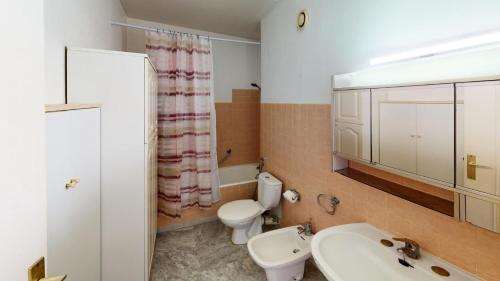 ein Bad mit einem WC und einem Waschbecken in der Unterkunft Résidence Nereides - Studio pour 2 Personnes 184 in Roquebrune-Cap-Martin