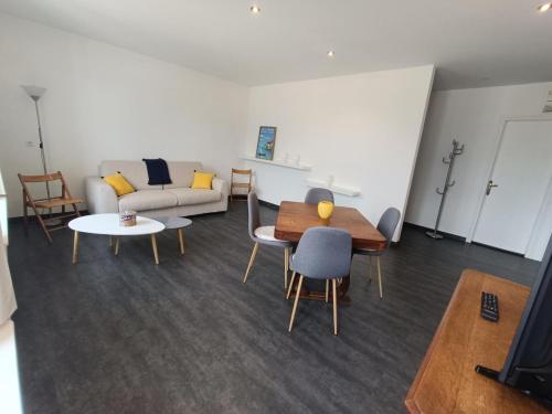 un salon avec un canapé, une table et des chaises dans l'établissement Résidence Le Rio Ii - Charmant logement avec belle vue dégagée ! MAE-6974, à Aix-les-Bains