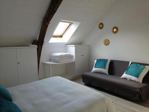 ein Wohnzimmer mit einem Sofa und einem Fenster in der Unterkunft gite de la Marzelle in Saint-Sulpice-des-Landes