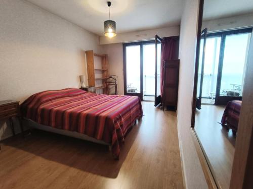 - une chambre avec un lit doté d'un couvre-lit rouge dans l'établissement Résidence Les Guppys - Belle surface pour cet appartement et très central ! MAE-3354, à Aix-les-Bains