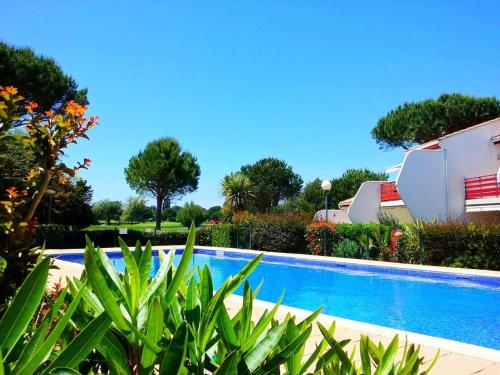 une villa avec piscine dans un resort dans l'établissement Green Village - Deux pièces vue sur le golf 4 pers avec Clim MAE-0734, à La Grande Motte