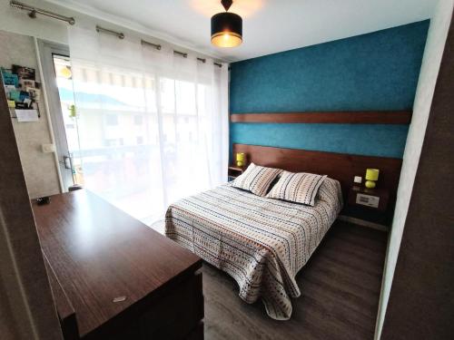 une chambre avec un lit, un bureau et une fenêtre dans l'établissement Résidence Le Vendome - Agréable T2 dans quartier animé à proximité des commerces ! MAE-6704, à Aix-les-Bains