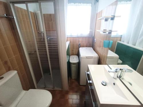 une salle de bain avec une douche, des toilettes et un lavabo dans l'établissement Résidence Le Vendome - Agréable T2 dans quartier animé à proximité des commerces ! MAE-6704, à Aix-les-Bains