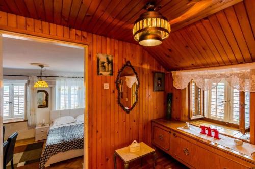 ein Schlafzimmer mit einem Bett und einem großen Spiegel in der Unterkunft Apartment Ivona in Dubrovnik
