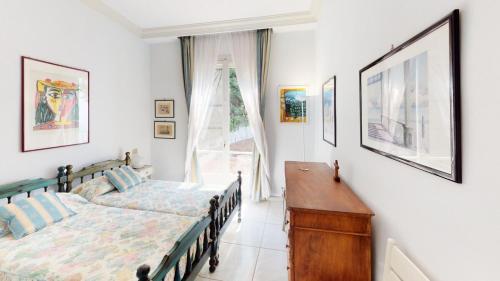 een slaapkamer met 2 bedden en een raam bij Résidence Villa Rocca Maria - Maisons & Villas pour 8 Personnes 064 in Menton