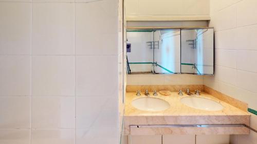 een badkamer met 2 wastafels en een spiegel bij Résidence Villa Rocca Maria - Maisons & Villas pour 8 Personnes 064 in Menton