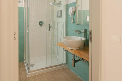 un baño con lavabo y ducha en Resort Acqua di Venere, en Paestum