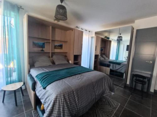 - une chambre avec un lit dans une pièce avec un miroir dans l'établissement Residence Confidence Urbaine - Coup de coeur pour ce joli logement ! MAE-3154, à Aix-les-Bains