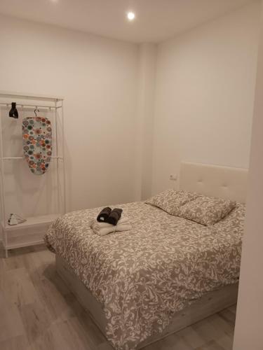 1 dormitorio con 1 cama con sombrero en Gregorio Marañón Apartment 3, en Madrid