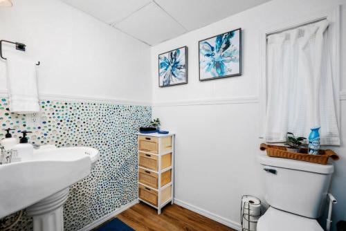 uma casa de banho com um lavatório branco e um WC. em Bay Breeze 6BR Home Downtown Beaches Wineries Bay em Traverse City