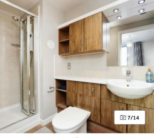 Et badeværelse på Modern Edinburgh Apartment 2 bedrooms & two bathrooms