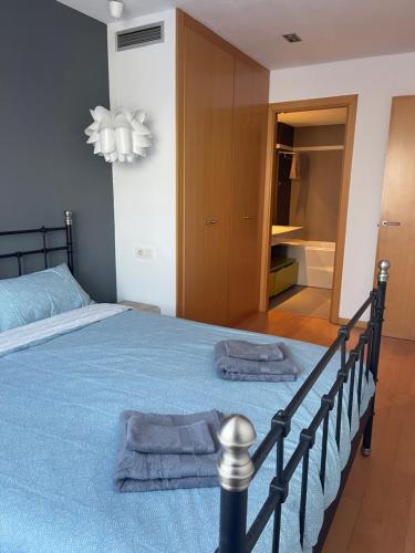sypialnia z łóżkiem z dwoma ręcznikami w obiekcie Diagonal Mar w Barcelonie