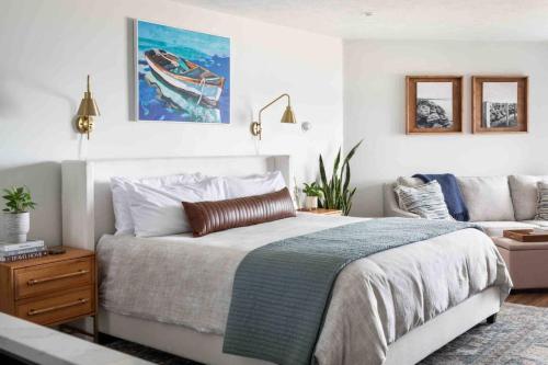 En eller flere senge i et værelse på A Room with a View on East Bay Waterfront with pool