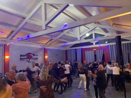 grupa ludzi tańczących w pokoju w obiekcie Sogni d'insonnia 