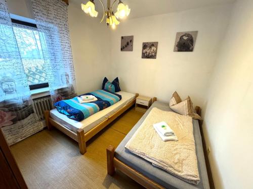 a bedroom with two twin beds and a window at II Apartment 7 Personen - Monteurwohnung - Ferienwohnung Griesbach II in Reisbach